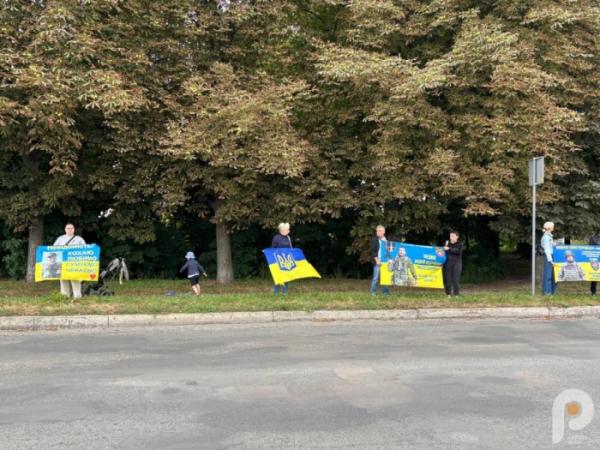 «Зниклі безвісти, але не забуті»: у Шептицькому рідні зниклих безвісти та полонених захисників зібралися на мовчазну акцію4