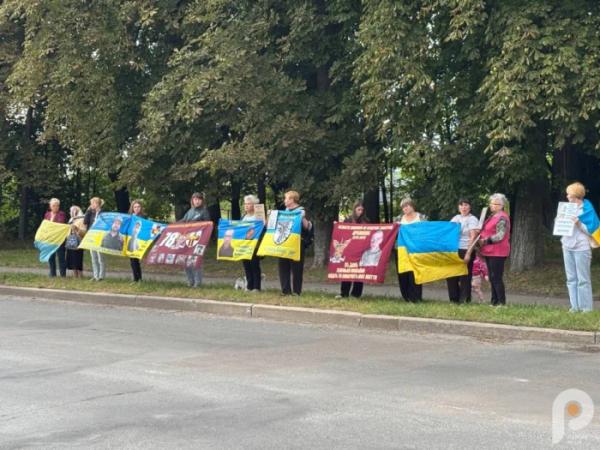 «Зниклі безвісти, але не забуті»: у Шептицькому рідні зниклих безвісти та полонених захисників зібралися на мовчазну акцію9