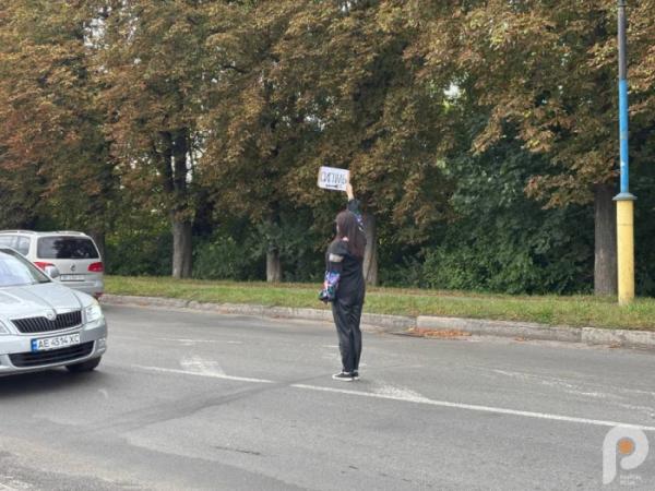 «Зниклі безвісти, але не забуті»: у Шептицькому рідні зниклих безвісти та полонених захисників зібралися на мовчазну акцію13