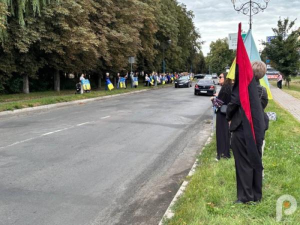 «Зниклі безвісти, але не забуті»: у Шептицькому рідні зниклих безвісти та полонених захисників зібралися на мовчазну акцію12