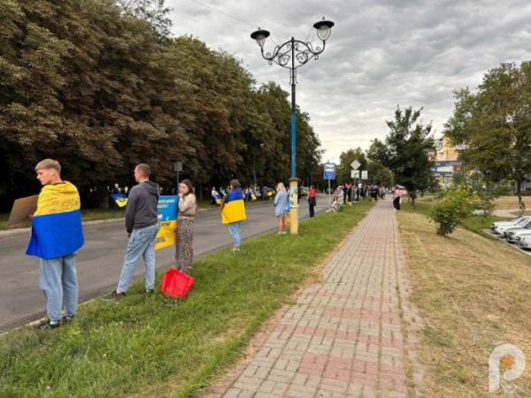«Зниклі безвісти, але не забуті»: у Шептицькому рідні зниклих безвісти та полонених захисників зібралися на мовчазну акцію11
