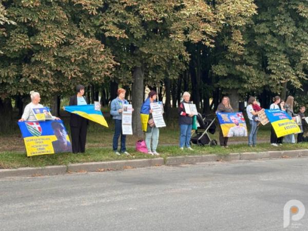 «Зниклі безвісти, але не забуті»: у Шептицькому рідні зниклих безвісти та полонених захисників зібралися на мовчазну акцію6