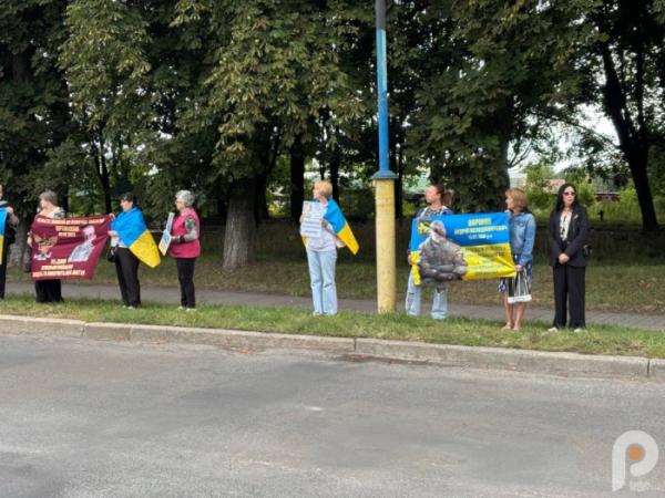 «Зниклі безвісти, але не забуті»: у Шептицькому рідні зниклих безвісти та полонених захисників зібралися на мовчазну акцію14