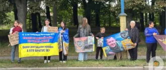 «Зниклі безвісти, але не забуті»: у Шептицькому рідні зниклих безвісти та полонених захисників зібралися на мовчазну акцію