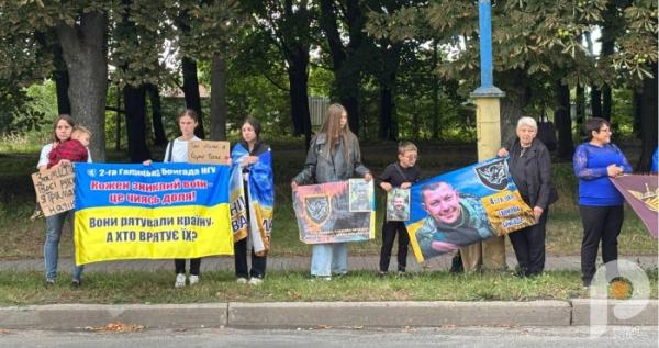 «Зниклі безвісти, але не забуті»: у Шептицькому рідні зниклих безвісти та полонених захисників зібралися на мовчазну акцію