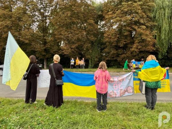 «Зниклі безвісти, але не забуті»: у Шептицькому рідні зниклих безвісти та полонених захисників зібралися на мовчазну акцію2