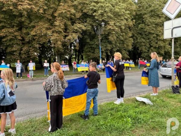 «Зниклі безвісти, але не забуті»: у Шептицькому рідні зниклих безвісти та полонених захисників зібралися на мовчазну акцію7