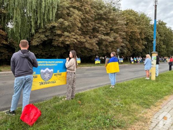 «Зниклі безвісти, але не забуті»: у Шептицькому рідні зниклих безвісти та полонених захисників зібралися на мовчазну акцію3