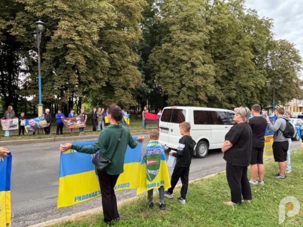 «Зниклі безвісти, але не забуті»: у Шептицькому рідні зниклих безвісти та полонених захисників зібралися на мовчазну акцію8