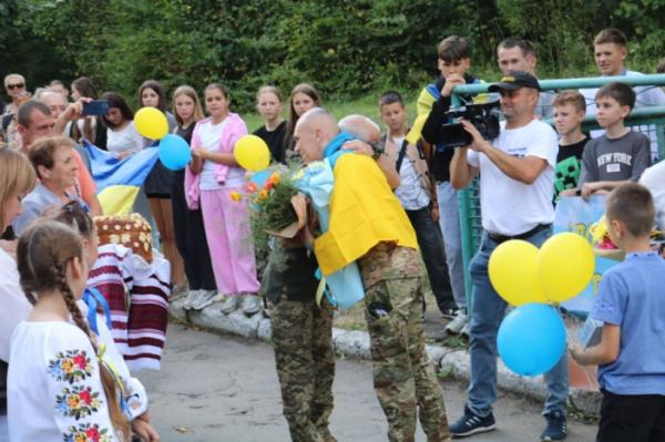 Горохівська громада зустріла воїна Олександра Риверу, який повернувся з полону3