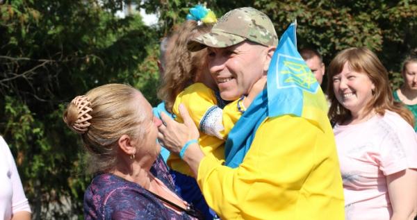 Горохівська громада зустріла воїна Олександра Риверу, який повернувся з полону
