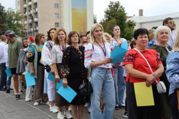 Із нагоди 940-річчя міста Луцька учасники флешмобу створили цифру 94023