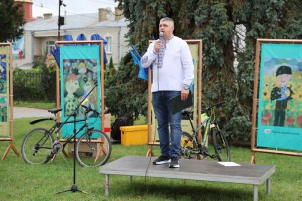 Із нагоди 940-річчя міста Луцька учасники флешмобу створили цифру 94024