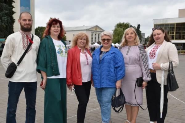 Із нагоди 940-річчя міста Луцька учасники флешмобу створили цифру 94032