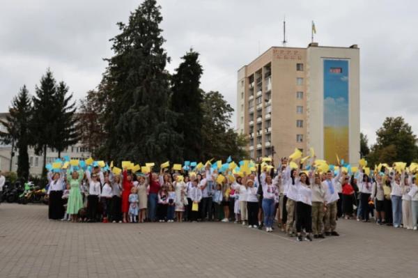 Із нагоди 940-річчя міста Луцька учасники флешмобу створили цифру 94033
