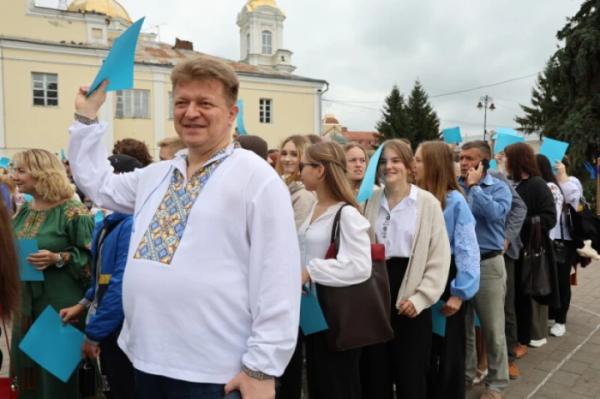 Із нагоди 940-річчя міста Луцька учасники флешмобу створили цифру 9409