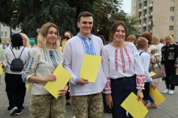 Із нагоди 940-річчя міста Луцька учасники флешмобу створили цифру 94025