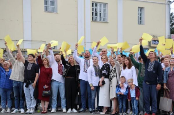 Із нагоди 940-річчя міста Луцька учасники флешмобу створили цифру 94031
