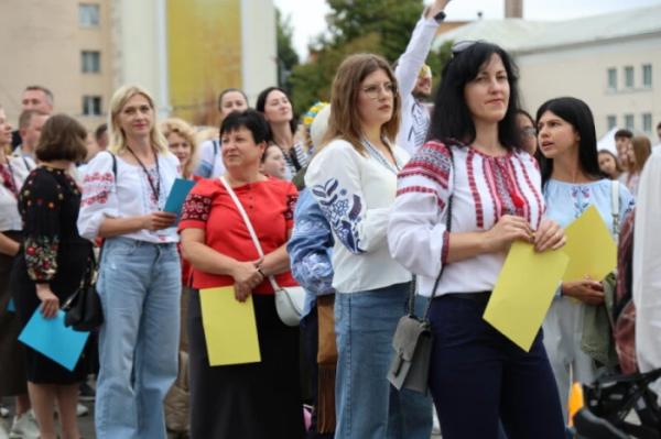 Із нагоди 940-річчя міста Луцька учасники флешмобу створили цифру 94021