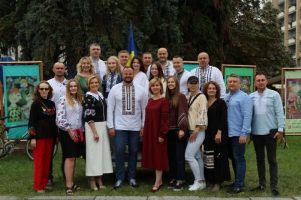 Із нагоди 940-річчя міста Луцька учасники флешмобу створили цифру 94011
