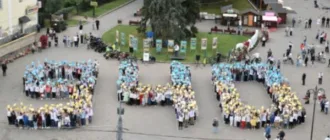 Із нагоди 940-річчя міста Луцька учасники флешмобу створили цифру 940