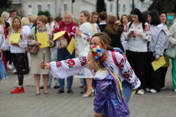 Із нагоди 940-річчя міста Луцька учасники флешмобу створили цифру 94017