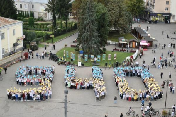 Із нагоди 940-річчя міста Луцька учасники флешмобу створили цифру 94012