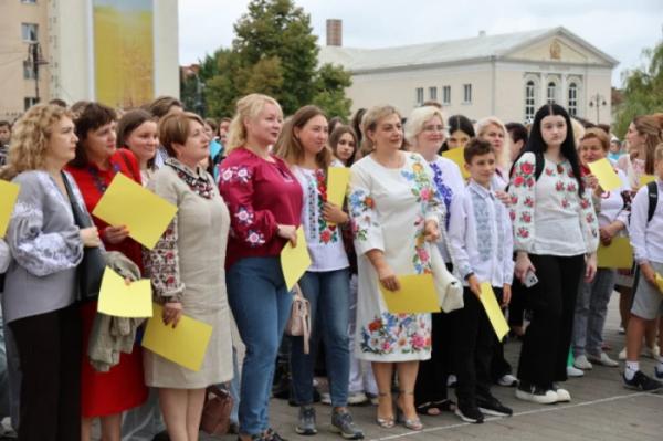 Із нагоди 940-річчя міста Луцька учасники флешмобу створили цифру 94028