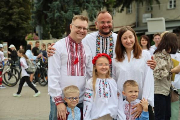 Із нагоди 940-річчя міста Луцька учасники флешмобу створили цифру 9407
