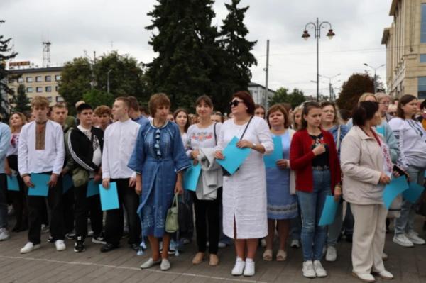 Із нагоди 940-річчя міста Луцька учасники флешмобу створили цифру 94015