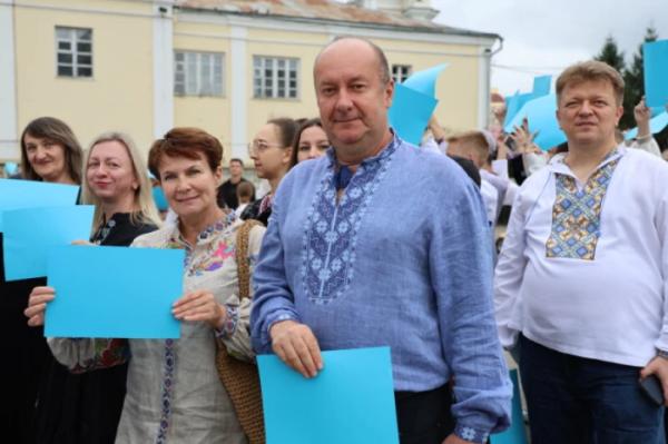 Із нагоди 940-річчя міста Луцька учасники флешмобу створили цифру 94019