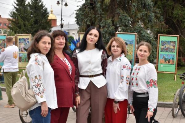 Із нагоди 940-річчя міста Луцька учасники флешмобу створили цифру 94018