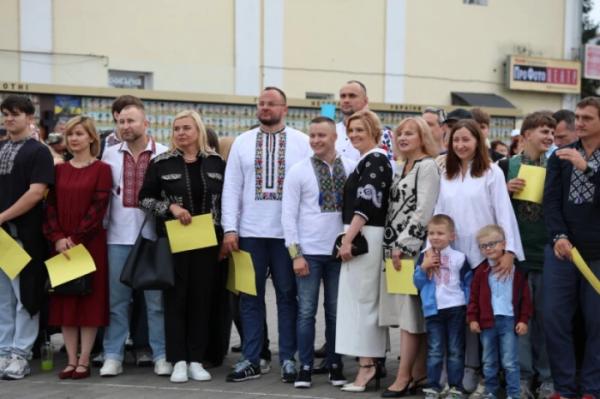 Із нагоди 940-річчя міста Луцька учасники флешмобу створили цифру 94022