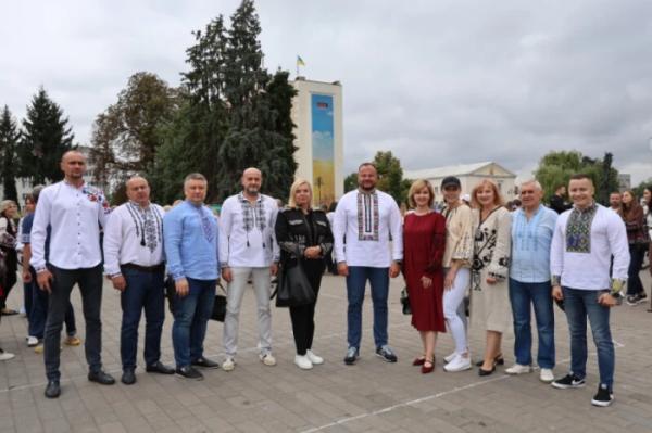 Із нагоди 940-річчя міста Луцька учасники флешмобу створили цифру 94020
