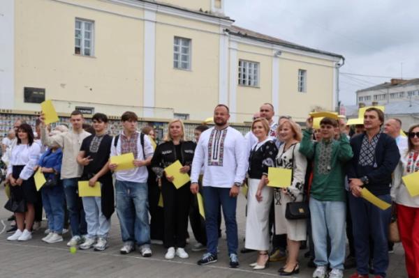 Із нагоди 940-річчя міста Луцька учасники флешмобу створили цифру 94016