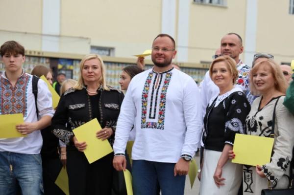 Із нагоди 940-річчя міста Луцька учасники флешмобу створили цифру 94030