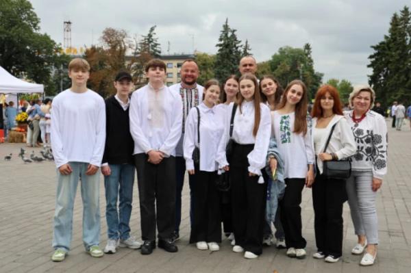 Із нагоди 940-річчя міста Луцька учасники флешмобу створили цифру 94029