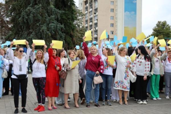Із нагоди 940-річчя міста Луцька учасники флешмобу створили цифру 94026
