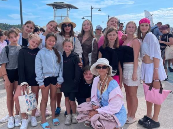 «Ми — Україна, і ми звучимо голосно!»: надбужанська «Плеяда» з тріумфом представила Україну в Греції6