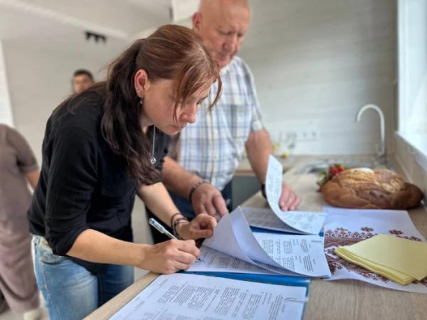 На Миколаївщині родинам переселенців вручили ключі від модульних будинків8