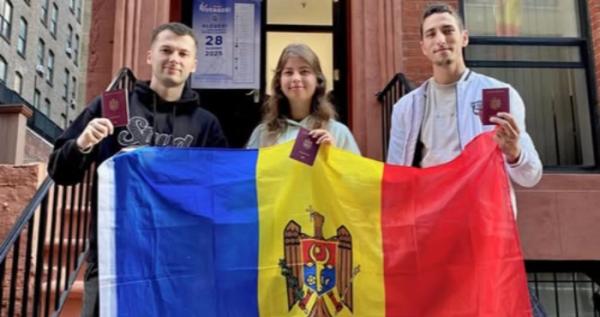 Громадяни Молдови перед виборчою дільницею у США
