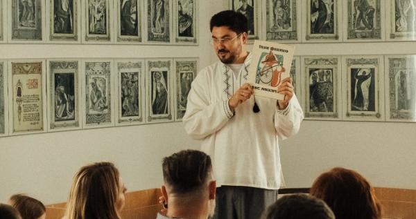 Нещодавно музей-бібліотека Софії Караффи-Корбут прийняла непересічного гостя — талановитого поета, етнографа, естета та телеведучого Леоніда Мартинчика