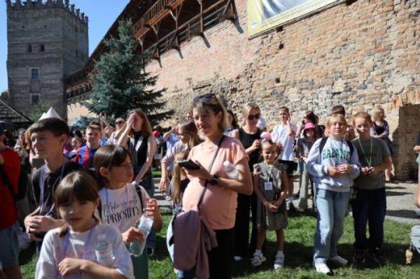 У Луцькому замку Kalush Orchestra відкривали благодійний фестиваль «Амбасадор Дитинства»30
