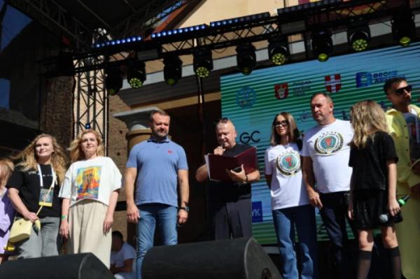 У Луцькому замку Kalush Orchestra відкривали благодійний фестиваль «Амбасадор Дитинства»16