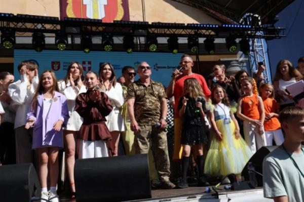 У Луцькому замку Kalush Orchestra відкривали благодійний фестиваль «Амбасадор Дитинства»37
