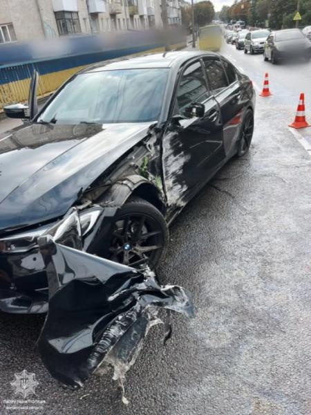 У Луцьку автівка в'їхала в електроопору1