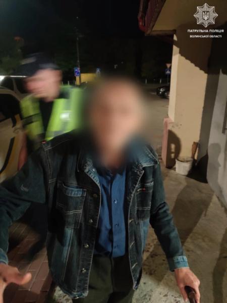 У Луцьку патрульні допомогли пенсіонеру повернутися додому1