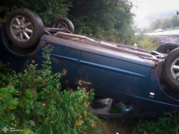 У Нижніх Воротах Мукачівського району під час ДТП автомобіль перекинувся на дах