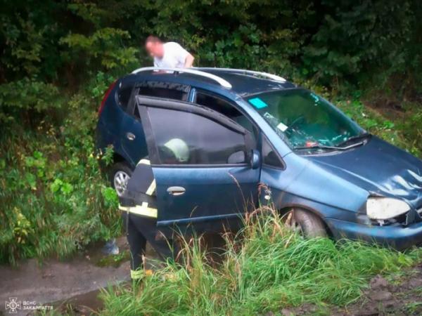 У Нижніх Воротах Мукачівського району під час ДТП автомобіль перекинувся на дах