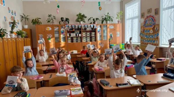 У Нововолинській громаді першокласники отримали електронні квитки для проїзду13